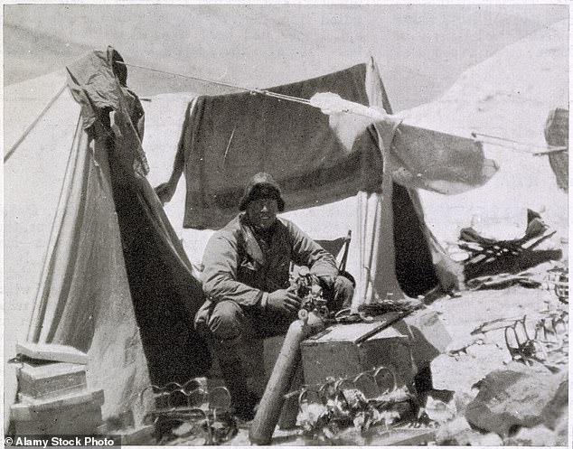 أندرو كومين إيرفاين، المتسلق البريطاني، يعمل على زجاجة أكسجين في معسكر بعثة إيفرست في عام 1924