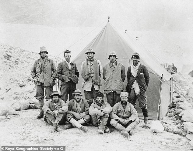 إيرفين (أعلى اليسار) ومالوري (الصف العلوي، الثاني من اليسار)، في الصورة مع الأعضاء الآخرين في بعثة عام 1924 إلى جبل إيفرست