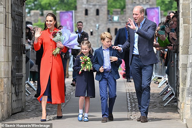 الأمير ويليام وكيت ميدلتون مع أطفالهما الأمير جورج والأميرة شارلوت في قلعة كارديف في يوم عيد ميلاد الأميرة ليليبيت الأول