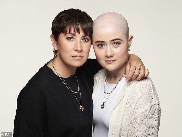 تم تصوير مضيفة البودكاست الحائزة على جوائز والناشطة في مجال مكافحة السرطان، لورين ماهون، مع شركة Shell Rowe في حملة لجمع التبرعات من Macmillan