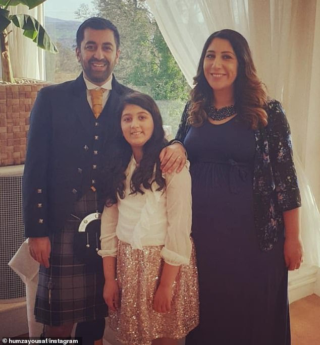 ولدت السيدة النقلة (في الصورة مع السيد يوسف، على اليسار)، 39 عامًا، لأب فلسطيني، في اسكتلندا.  تزوجت من يوسف في عام 2019 ويعيش الزوجان في بروتي فيري بالقرب من دندي