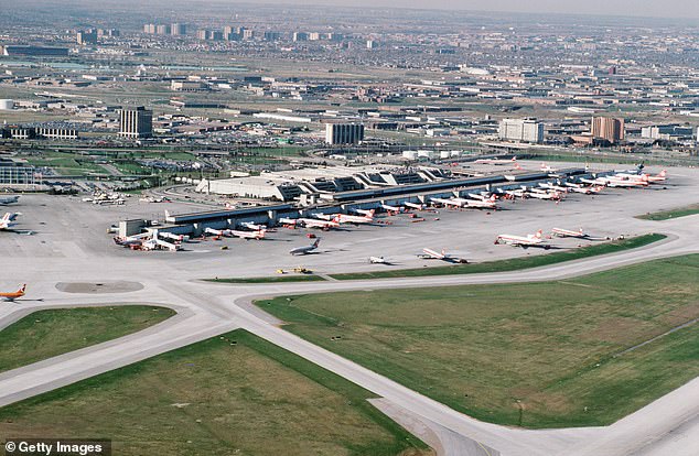 تم تنفيذ عملية سرقة الذهب بالقرب من مطار بيرسون في تورونتو، وهو أكبر مطار في كندا، مما دفع الكثيرين إلى اتهام شركة طيران كندا بعدم وجود 