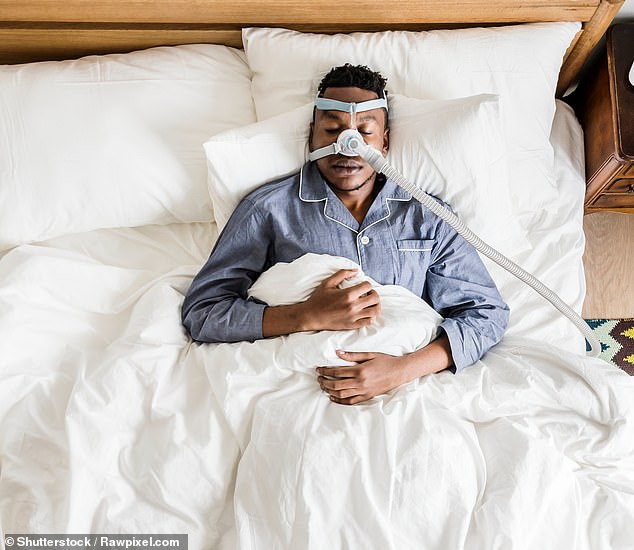 أحد العلاجات الأكثر شيوعًا لانقطاع التنفس أثناء النوم يسمى ضغط مجرى الهواء الإيجابي المستمر (في الصورة).  يرتدي المرضى قناعًا للوجه أثناء النوم يضخ الهواء إلى الفم والأنف لضمان بقاء القصبة الهوائية مفتوحة
