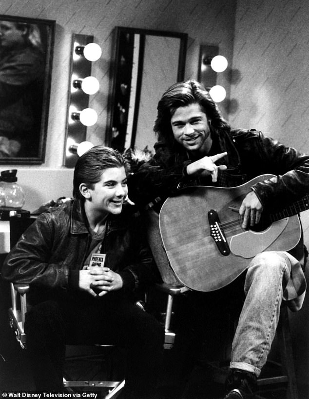 لعب أيقونة براد أدوارًا صغيرة في العرض في عامي 1987 و1989، حيث تم تصويره على أنه مغني الروك جوناثان كيث مع ميلر.