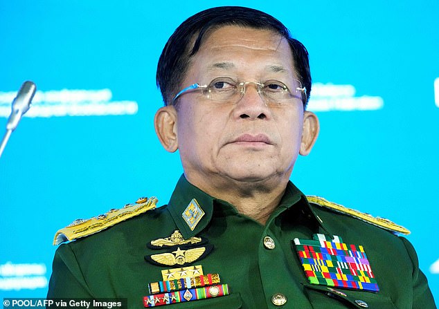 ويحكم الجنرال مين أونج هلاينج، زعيم المجلس العسكري، ميانمار منذ عزل سو تشي واعتقالها في فبراير 2021.