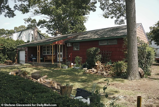 قامت السلطات بتمزيق منزل عائلة Heuermann في Massapequa Park أثناء قيامها بتمشيط الممتلكات بحثًا عن أدلة