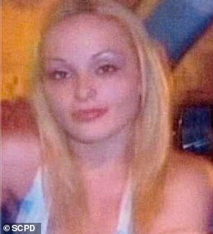 تم اكتشاف الضحية الأولى، ميليسا بارتيليمي البالغة من العمر 24 عامًا، من قبل شرطة مقاطعة سوفولك في 11 ديسمبر 2010.