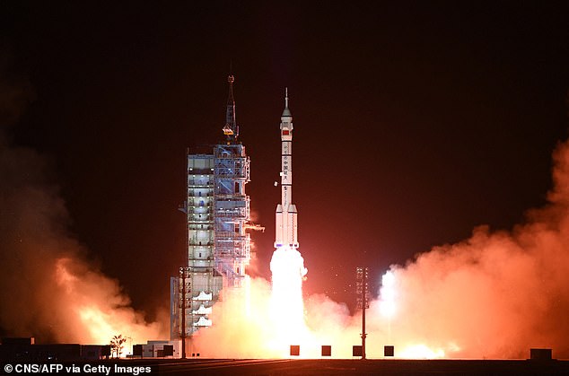 أطلقت الصين بنجاح مركبتها الفضائية السرية للغاية وغير المأهولة - وهي إجابة القوة العظمى الآسيوية على الطائرة الفضائية السرية غير المأهولة التابعة لقوة الفضاء الأمريكية X-37B - إلى المدار للمرة الثالثة في اليوم التالي.  والغرض منه: 