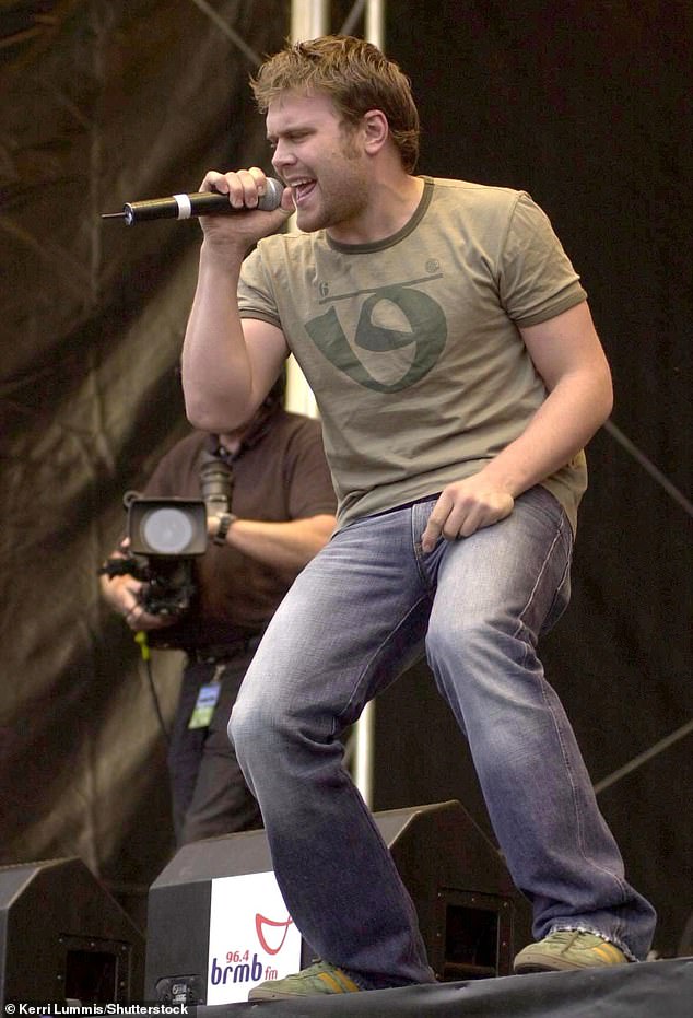 أصبح المغني النيوزيلندي المولد اسمًا مألوفًا في أوائل العقد الأول من القرن الحادي والعشرين مع سلسلة من الأغاني الفردية، لكنه عاد بعد انقطاع دام 20 عامًا للاحتفال بالذكرى السنوية لأغنيته المنفردة Gotta Get Thru This (في الصورة عام 2003).