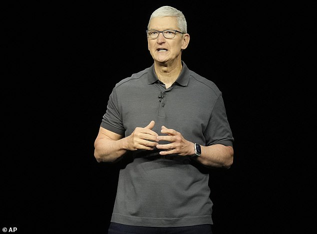 قام تيم كوك، الرئيس التنفيذي لشركة Apple، (في الصورة) بالتشويق مؤخرًا لإعلان كبير حول الذكاء الاصطناعي، ولكن من غير الواضح ما إذا كان هذا سيحدث في 7 مايو