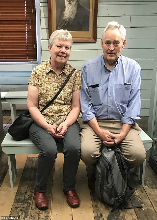 كان القس إيان ويلكنسون هو الشخص الوحيد الذي نجا من وجبة الغداء، التي أودت بحياة زوجته هيذر ويلكنسون، 66 عامًا. وقد أمضى ما يقرب من شهرين في المستشفى (تم تصوير الزوجين معًا).
