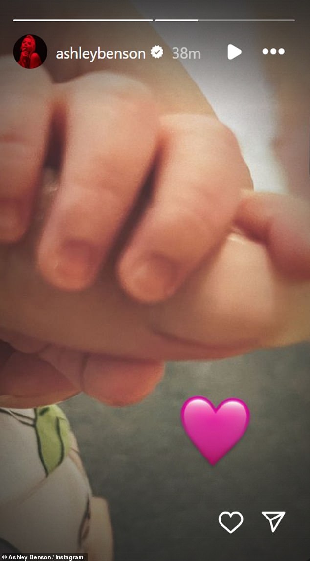 أعلنت بنسون خبر وصول ابنتها بصورة جميلة ليدها الصغيرة وهي تمسك بأحد أصابع والدتها