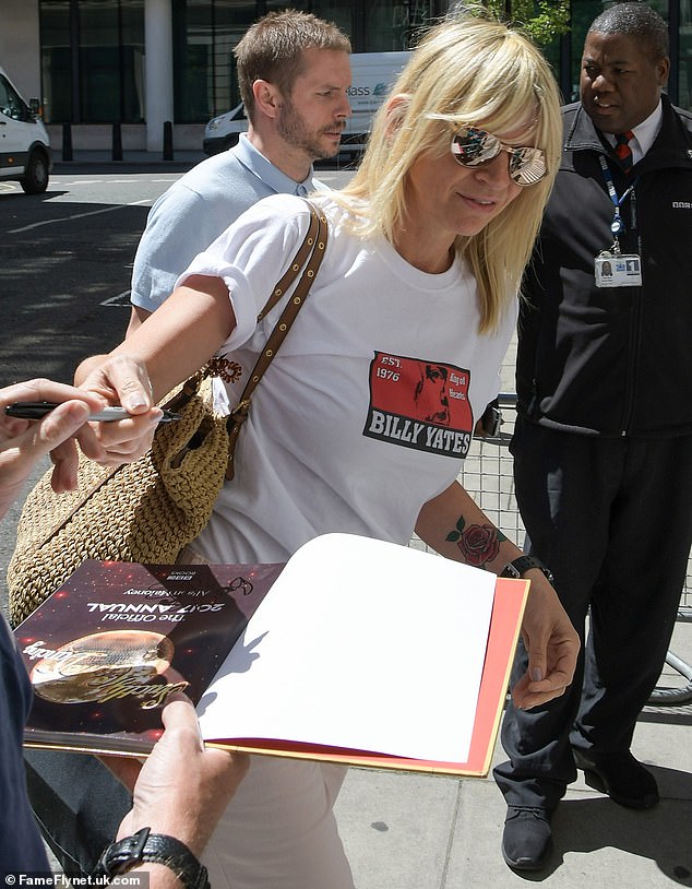 ارتدت زوي بول قميصًا يحمل اسم بيلي ييتس أثناء عودتها للعمل في راديو 2 بعد وفاته