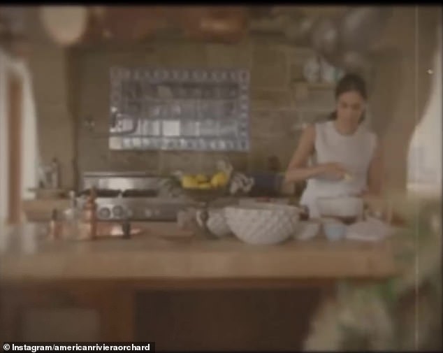 أعلنت ميغان عن مشروعها التجاري الجديد، American Riviera Orchard، بمقطع يظهر الدوقة وهي تطبخ في مطبخ مع أواني نحاسية معلقة فوق رأسها وهي تخفق