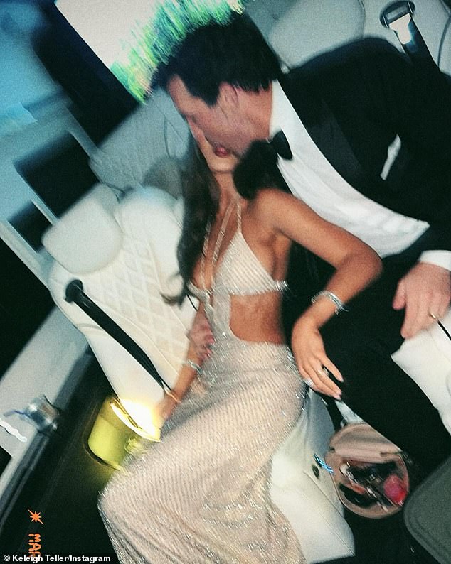 انتقلت تيلر إلى Instagram حيث شاركت قبلة بذيئة للغاية مع زوجها النجم السينمائي في مارس