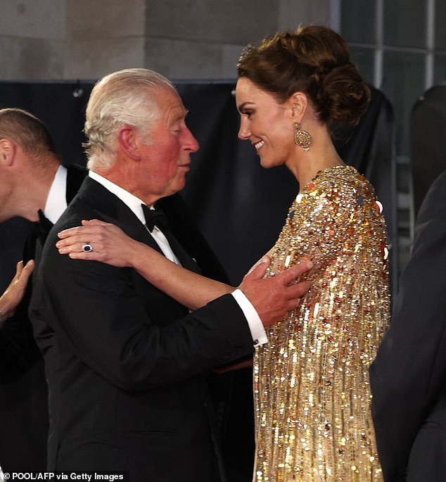 الملك تشارلز يحيي كيت خلال حدث في قاعة ألبرت الملكية في سبتمبر 2021. وأشاد عرض الملك 