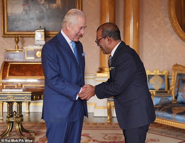 ابتسم الملك تشارلز، 75 عاماً، عندما التقى بمحمد نشيد، 56 عاماً، الأمين العام لمنتدى المعرضين للخطر المناخي، في قصر باكنغهام في 27 مارس/آذار.