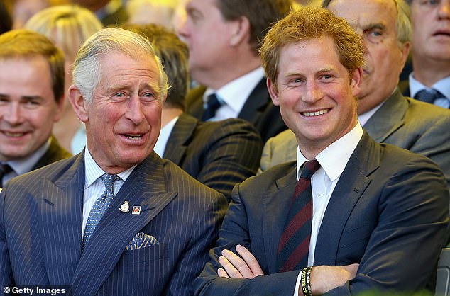 الأمير تشارلز وأمير ويلز والأمير هاري يضحكون خلال حفل افتتاح ألعاب Invictus في 10 سبتمبر 2014 في لندن