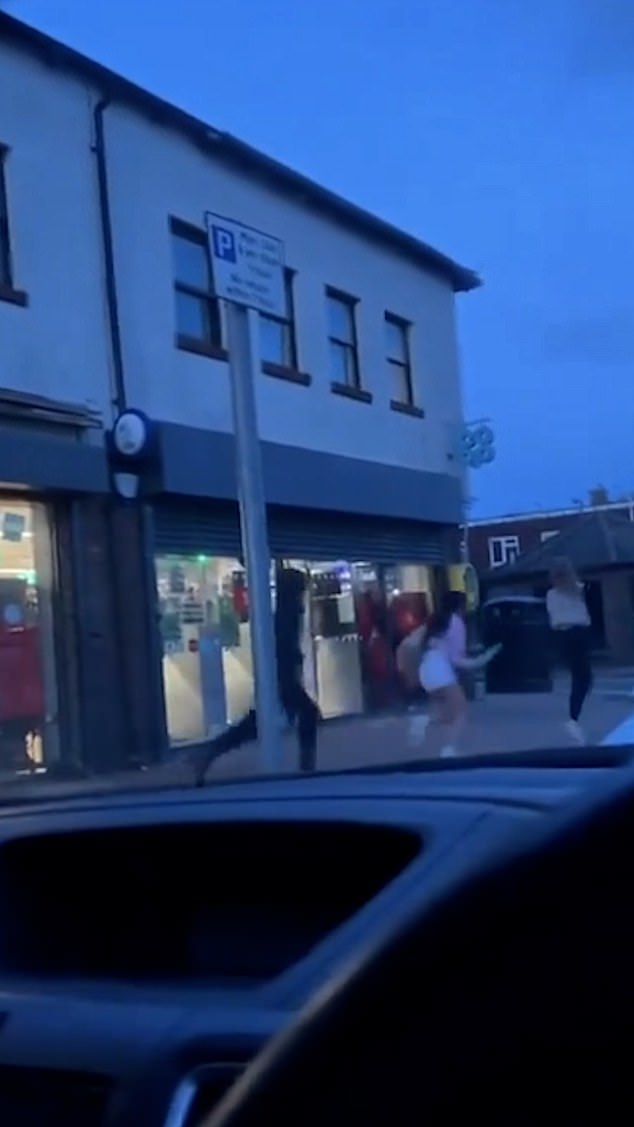 يمكن رؤية مجموعة من الفتيات المراهقات يخرجن من متجر Co-op بالقرب من محطة سكة حديد بارنهام في 4 أبريل