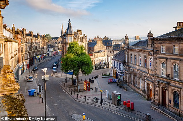 يعد إدراج مدينة ستيرلنغ في اسكتلندا بشكل مفاجئ ضمن المراكز العشرة الأولى، مع انخفاض متوسط ​​الدخل مما يعني أن المستأجرين ينفقون ما متوسطه 37.8% من أجورهم على دفعات الإيجار