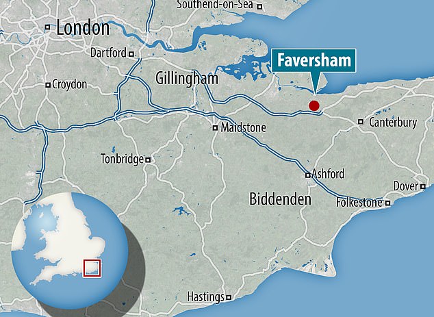 تقع مدينة فافيرشام في مقاطعة كينت، جنوب شرق إنجلترا، على بعد حوالي عشرة أميال من كانتربري
