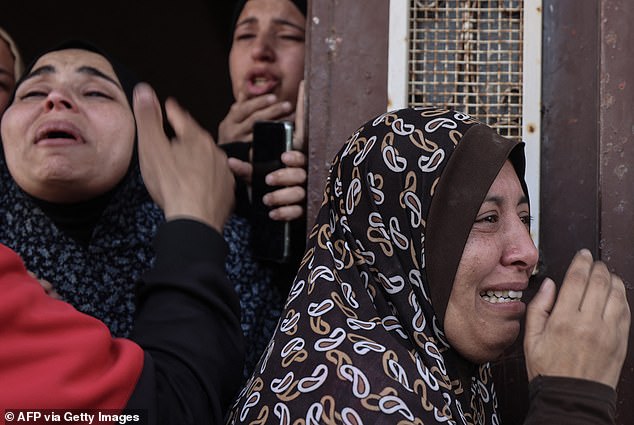 نساء فلسطينيات يبكين أثناء انتشال جثث أقاربهن الجرحى والقتلى من مبنى سكني تم استهدافه في قصف ليلي في 2 أبريل 2024 في رفح
