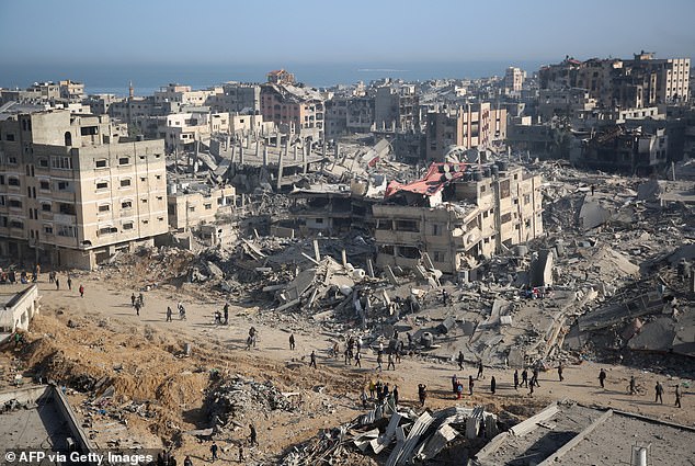 منظر عام يظهر الدمار في المنطقة المحيطة بمستشفى الشفاء في غزة بعد انسحاب الجيش الإسرائيلي من المجمع الذي يضم المستشفى في 1 أبريل 2024