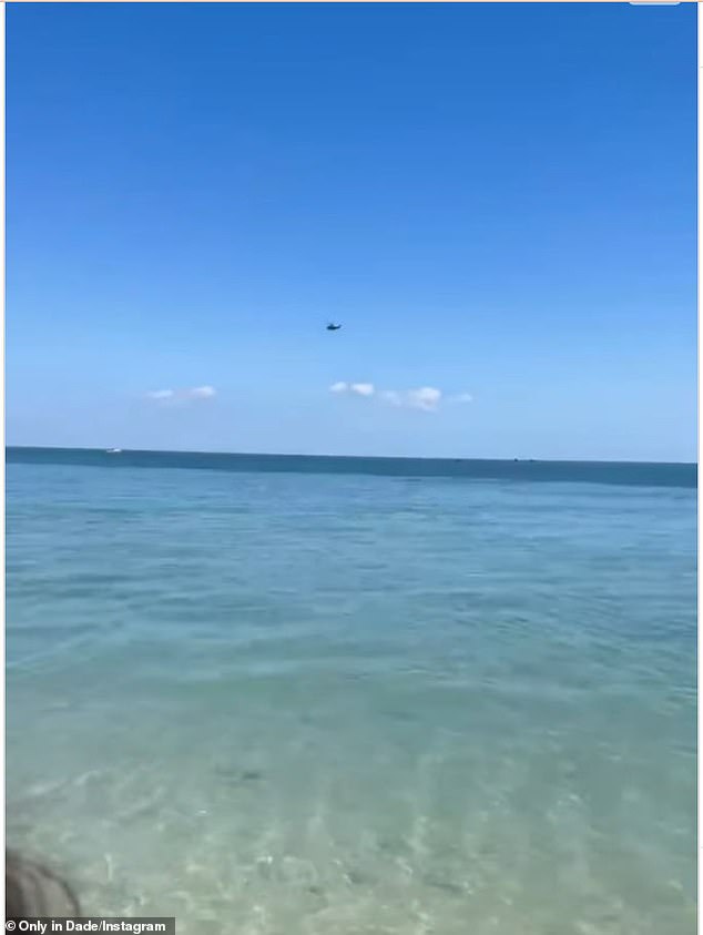 شهد رواد الشاطئ تحطم المروحية الدراماتيكي.  في الصورة: طائرة هليكوبتر إنقاذ تحلق فوق الطائرة الغارقة