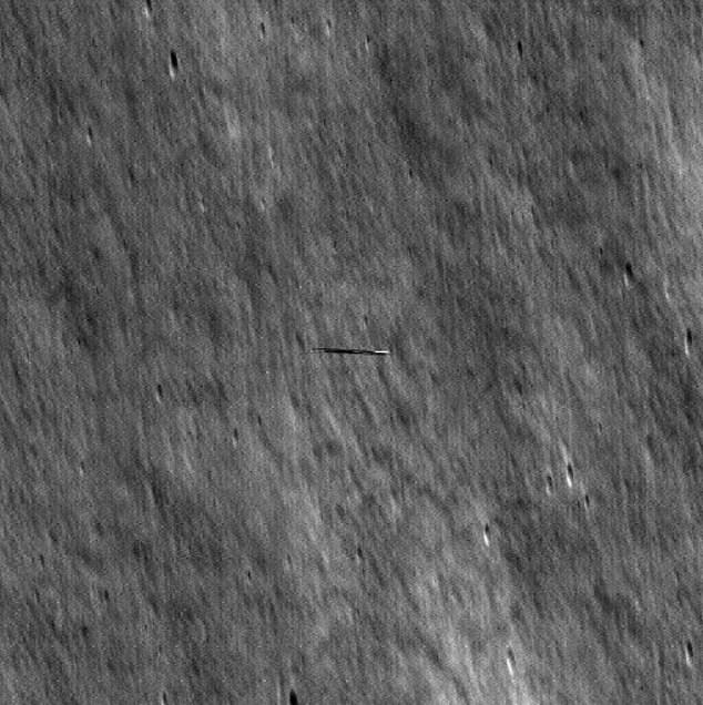 خط دانوري بواسطة LRO، على بعد حوالي 3 أميال من القمر من مركبة ناسا الفضائية.  مظهره يرجع إلى سرعته.