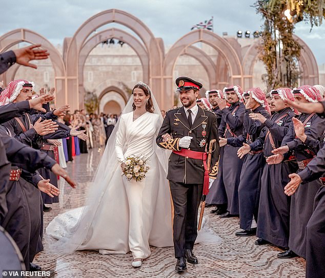 ينتظر ولي العهد الأردني الأمير الحسين وزوجته الأميرة رجوى مولوداً هذا الصيف.  في الصورة في حفل زفافهم في يونيو