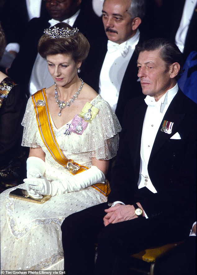 الأميرة ألكسندرا ترتدي تاج أوجيلفي أثناء حضورها مأدبة جيلدهول إلى جانب زوجها أنجوس أوجيلفي