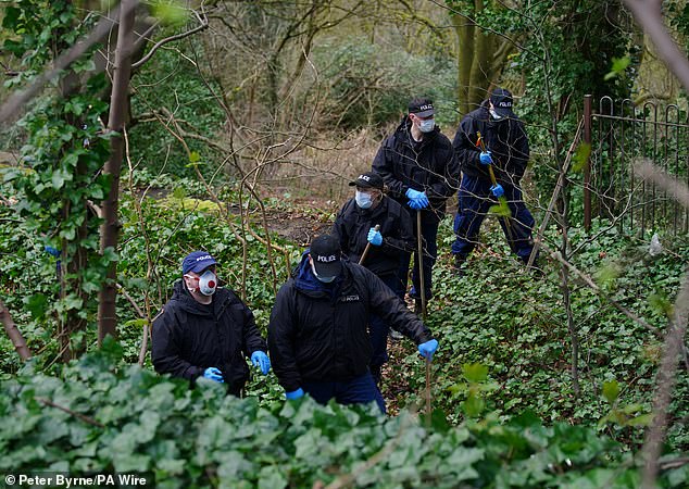ضباط الشرطة يقومون بتفتيش الغابة في كيرسال ديل، بالقرب من سالفورد، مانشستر الكبرى، بعد يوم من العثور على الرفات البشرية في 4 أبريل.