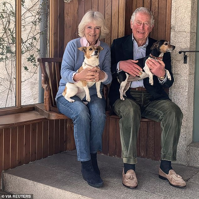 شوهد تشارلز وكاميلا في الذكرى السنوية الخامسة عشرة لزواجهما، في بيركال، منزلهما الواقع في عقار بالمورال في عام 2020. الملك يتلقى العلاج من السرطان