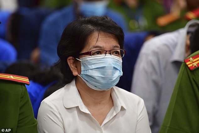وقالت دو ثي نهان، الرئيسة السابقة لفريق التفتيش في بنك الدولة الفيتنامي، للمحكمة إنها عرضت عليها رشوة.