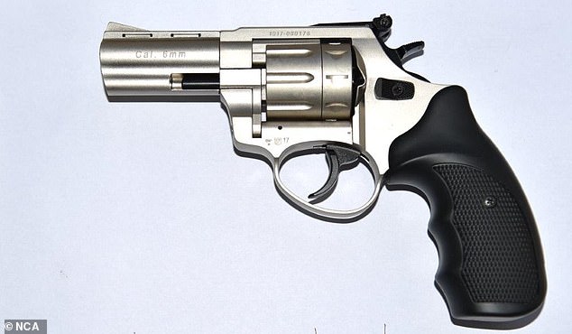 قام Tyrone Bahar بجمع مخبأ من الأسلحة غير القانونية بما في ذلك مسدس ومسدس إطلاق نار فارغ للتهوية الأمامية