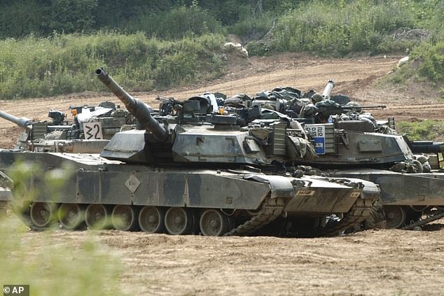 دبابات أميركية قرب المنطقة منزوعة السلاح بين الكوريتين، وهو ما يخشى كثيرون أن يثير مواجهة نووية كبرى