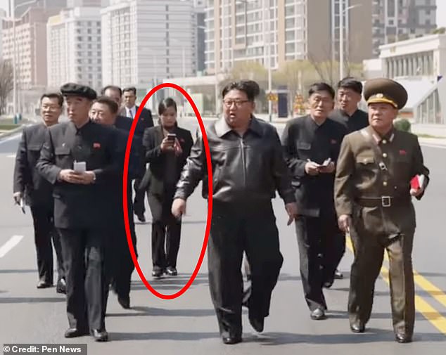 شوهدت نجمة بوب كورية شمالية (محاطة بدائرة) مع كيم جونغ أون في الأسابيع الأخيرة وسط شائعات بأنها شعلته السرية وأنجبت طفلاً من حبه