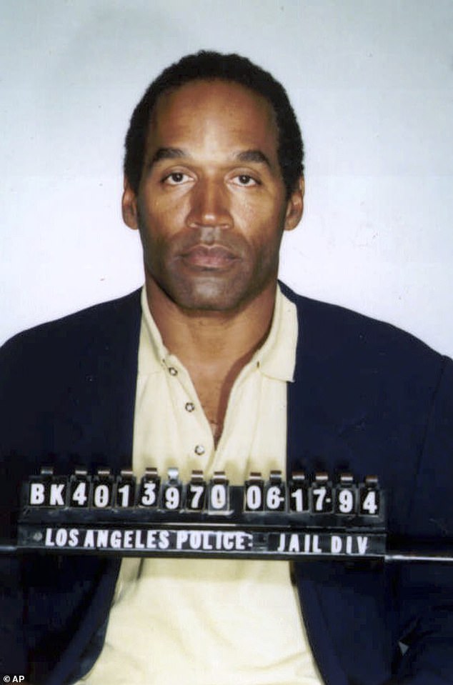 شوهد سيمبسون في صورة حجز بعد أن استسلم للسلطات بتهمة القتل.  تمت تبرئته لاحقًا في محاكمة جنائية - على الرغم من إدانته بالمسؤولية في محاكمة مدنية لاحقة