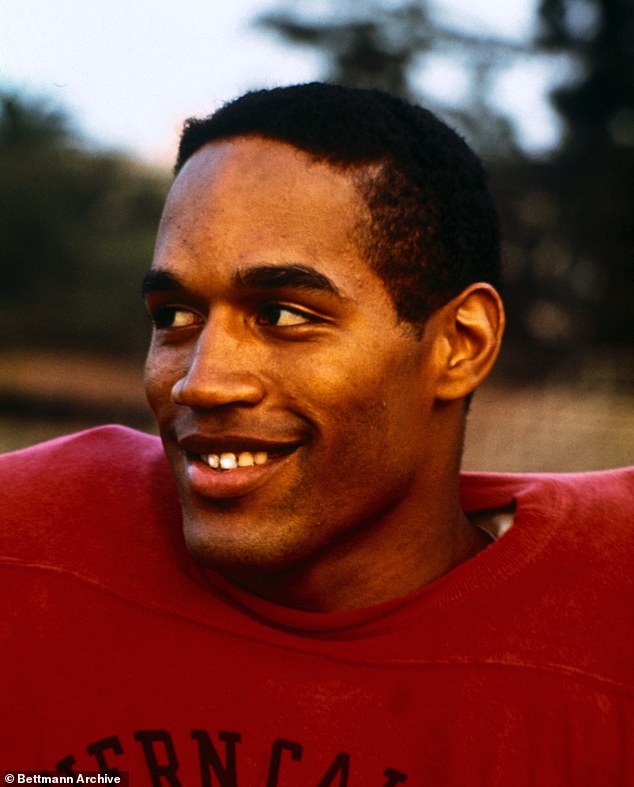تم تصوير شاب OJ Simpson خلال أيامه في جامعة جنوب كاليفورنيا، حيث كان يركض ويلعب كرة القدم