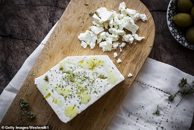 قالت جوليا زومبانو، أخصائية التغذية، إن بعض أفضل أنواع الجبن التي يمكنك الاختيار من بينها هي أجبان غير معالجة، مثل الفيتا والبارميزان والموزاريلا.