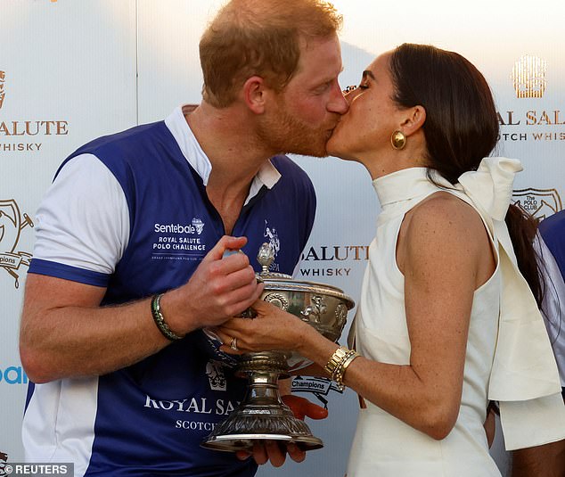 قبلة الأمير هاري وميغان في تحدي Royal Salute Polo في فلوريدا يوم الجمعة الماضي
