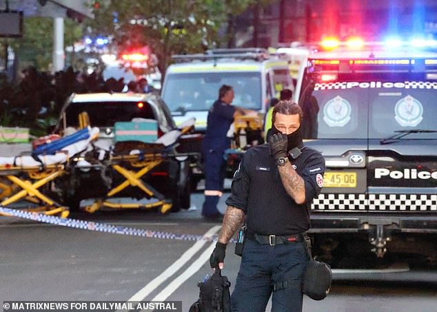 وتتواجد الشرطة في مكان الحادث بأعداد كبيرة، وتتواصل الشرطة الفيدرالية الأسترالية الآن مع شرطة نيو ساوث ويلز