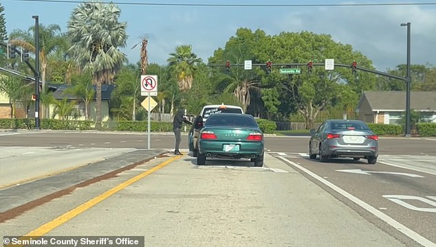 يُظهر الفيديو رجلاً يرتدي قناعًا جلديًا وهو يخرج من سيارة أكيورا خضراء خلف سيارة أجواسيفيفاس ويوجه مسدسًا نحوها قبل أن يصعد إلى الباب الخلفي بجانب السائق.