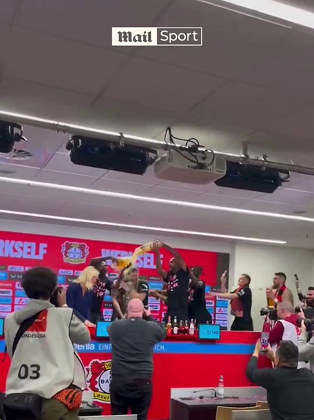 تم تغطية ألونسو بالبيرة من قبل لاعبي باير ليفركوزن خلال مؤتمره الصحفي