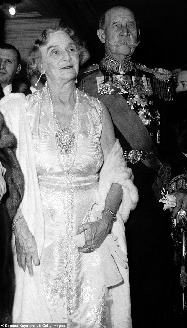 ماري بونابرت مع زوجها الأمير جورج من اليونان والدنمارك.  تم تصويرهم في أوبرا باريس عام 1954