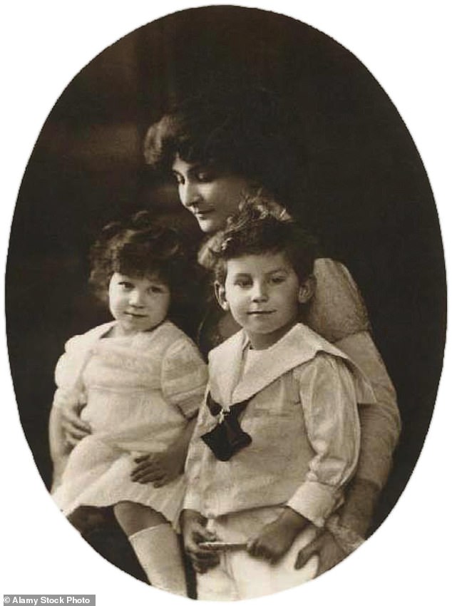 الأميرة ماري بونابرت وأولادها بيير وأوجيني من اليونان