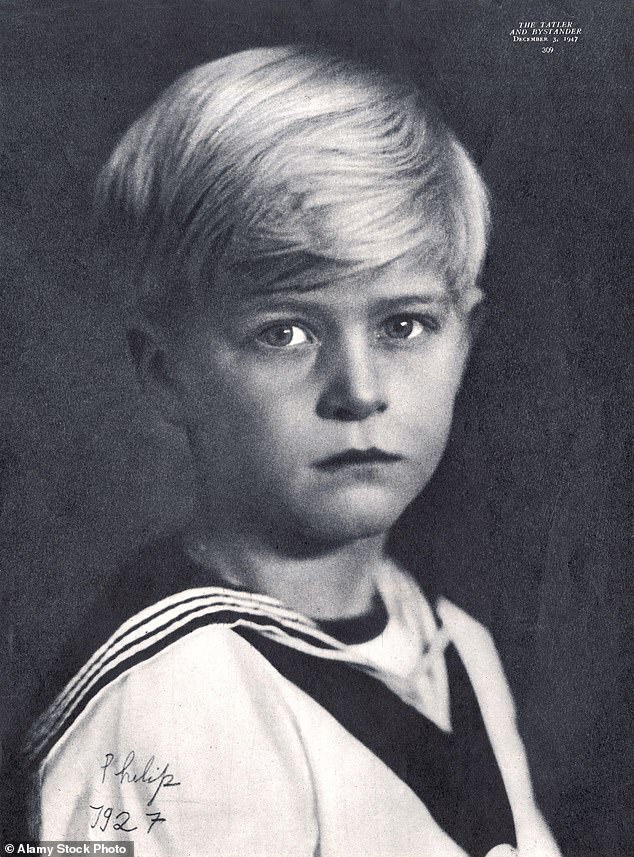صورة للأمير فيليب، ابن الأمير اليوناني أندرو والأميرة أليس باتنبورغ، تم التقاطها عام 1927. كان فيليب حينها في الخامسة أو السادسة من عمره