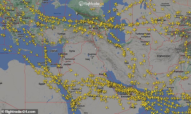 رسم بياني للحركة الجوية يظهر المجال الجوي فوق إيران ودول الشرق الأوسط المجاورة في الساعة الواحدة من صباح يوم أمس الأحد بعد الهجوم الإيراني غير المسبوق على إسرائيل