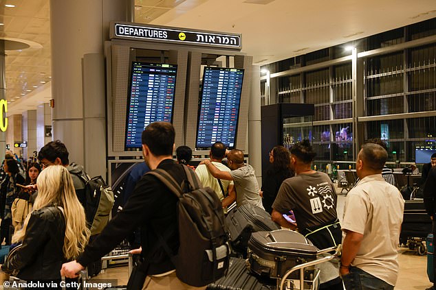 إسرائيل: الركاب ينتظرون تحديثات الرحلة في مطار بن غوريون في تل أبيب يوم الأحد