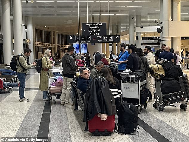 لبنان: ركاب ينتظرون في مطار رفيق الحريري في بيروت بعد أن أغلق لبنان مجاله الجوي